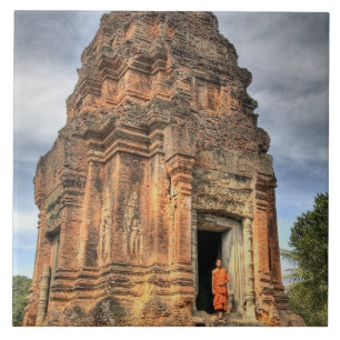 Monge budista em pé na porta do templo