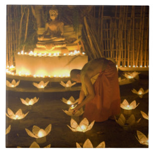 Monges acendendo velas e lanternas khom loy para