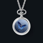 Monitorização Personalizada do Colar da Borboleta<br><div class="desc">Adicione qualquer nome,  data,  verso das escrituras ou citação que o faça feliz com este elegante relógio de colar da borboleta azul.</div>