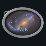 Monograma Barred Spiral Galaxy NGC 1672<br><div class="desc">Série Galáxias, Estrelas e Nebulosas Esta visão do Telescópio Espacial Hubble da galáxia espiral NGC 1672, próxima, revela detalhes nas nuvens formadoras de estrelas da galáxia e bandas escuras de poeira interestelar. Uma das características mais marcantes são as faixas de poeira que se afastam do núcleo e seguem as bordas...</div>