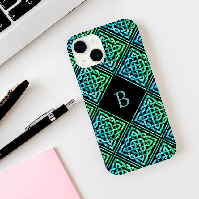 Monograma Celtic Knot iPhone 14 Case (Criador carregado)