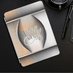 Monograma de aço escovado brilhante<br><div class="desc">Este belo gabinete iPad é decorado com uma imitação muito realista de aço escovado com sombras e realces. No meio, como uma abertura cardíaca, o metal se abre para revelar seu monograma, escrito com belas letras em roteiro e sans serif fonts, elegantemente entrelaçado e cujas sombras e luzes imitam gravuras...</div>