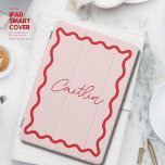Monograma de Borda de Onda Vermelha e Rosa Simples<br><div class="desc">Proteja o seu iPad com uma capa de ipad personalizada exclusiva que apresenta um padrão moderno de borda ondulada. Em cor-de-rosa e vermelha,  adicione seu monograma ou nome em estilo manuscrito moderno para fazer um cobrir exclusivamente seu. Personalize nossa modelo com qualquer texto que você quiser.</div>
