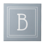 Monograma de Fazenda Moderna em Azul e Branco<br><div class="desc">Moderno e sofisticado monograma personalizado adicionado a um azulejo decorativo simples e atualizado em azul suave e branco. Ótima ideia de presente! Personalize facilmente com a ferramenta de design para torná-lo seu! Entre em contato comigo em beachpausedesigns@gmail.com se precisar de ajuda ou tiver dúvidas sobre este ou qualquer outro design....</div>