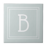 Monograma de Fazenda Moderna em Verde e Branco<br><div class="desc">Monograma personalizado moderno e elegante adicionado ao azulejo decorativo simples e atualizado em verde claro e branco. Ótima ideia de presente! Personalize facilmente com a ferramenta de design para torná-lo seu! Entre em contato comigo em beachpausedesigns@gmail.com se precisar de ajuda ou tiver dúvidas sobre este ou qualquer outro design. Outras...</div>