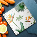 Monograma de Folhagem Tropical Palm Dourada White<br><div class="desc">Traga um pouco de elegante hospitalidade tropical para sua casa o ano todo sempre que você usa este azulejo cômico e personalizado de cerâmica. Pássaros aquosos tropicais, sofisticados, coloridos e atordoados, de flores do paraíso, falso brilho dourado, e roteiro de caligrafia personalizado com um inicial de monograma ousado, sobrepõem um...</div>