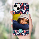 Monograma de Fotografias Personalizadas Ikat Paisl<br><div class="desc">Capa de telefone personalizada personalizada personalizada com suas fotos e texto. Este design de pré-disquete fofo tem um fundo uniforme de ikat em cores de marinho, coral e turquesa com um modelo de foto personalizado. Adicione seu nome monograma ou sua própria mensagem exclusiva. Clique em Personalizar para editar as fontes...</div>