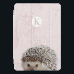 Monograma de Porca Rosa-a-Boo Bebê-Pica-a-Boo<br><div class="desc">Design de Monograma de Peek-a-Boo Baby Hedgehog, Rosa-Rosa-Gelado. Com um adorável Hedgehog a espiar-se para dizer oi! Faz um presente divertido e adorável para crianças, adolescentes e adultos, para o Natal de aniversário e muito mais. Personalizado com sua letra e seu nome iniciais! Capa de telefone monograma! ~ Verifique meu...</div>