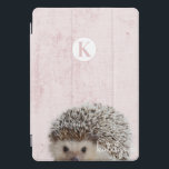 Monograma de Porca Rosa-a-Boo Bebê-Pica-a-Boo<br><div class="desc">Design de Monograma de Peek-a-Boo Baby Hedgehog, Rosa-Rosa-Gelado. Com um adorável Hedgehog a espiar-se para dizer oi! Faz um presente divertido e adorável para crianças, adolescentes e adultos, para o Natal de aniversário e muito mais. Personalizado com sua letra e seu nome iniciais! Capa de telefone monograma! ~ Verifique meu...</div>