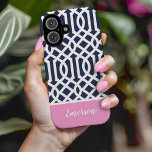Monograma de Trellis marinho e Rosa<br><div class="desc">capa de telefone personalizada na moda em cores azul, rosa e branca marinho. Este design apresenta um padrão de treliças marroquino pré-disquete. Personalize-o com seu nome ou outro texto personalizado em uma fonte moderna de monograma de script. Use as ferramentas de design para escolher qualquer cor de fundo, editar as...</div>