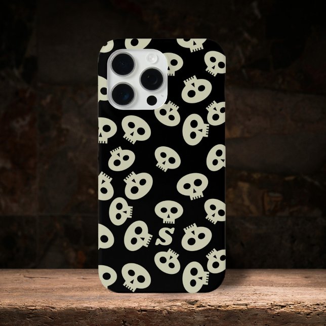 Monograma do padrão de crânio preto e creme (Add your initial to this cute skull phone case!)