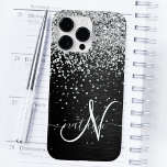 Monograma do Sparkle Preto com Glitter de Prata Pe<br><div class="desc">Personalize facilmente esta elegante design de capa de telefone de de tendências que apresenta brilho prateado bonito num fundo metálico escovado preto.</div>