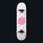 Monograma e nome do skate de Hearts Girl<br><div class="desc">Faça com que esta Rapariga do Coração tenha Monograma e Nomeie seu próprio, adicionando seu texto. Para acessar ferramentas avançadas de edição, vá para "Personalizar este modelo" e clique em "Detalhes", role para baixo e pressione o link "clicar para personalizar mais". Ideal para qualquer ocasião como aniversário ou graduação, para...</div>