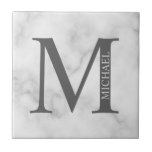 Monograma e Nome Personalizados do Marble Branco<br><div class="desc">O Design de Monograma e Nome Personalizado apresenta um monograma e um nome personalizados no estilo de fonte de serif clássico. Observe que os detalhes do mármore são simulados no trabalho de arte. Não será utilizado nenhum mármore real no fazer deste produto.</div>