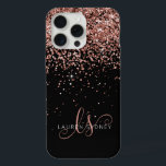 Monograma Elegante Glitter Dourado Glam Rosa<br><div class="desc">Capas de iphone de Monograma Elegante com Glitter Dourada Glitter. Personalize facilmente esta design de capa de telefone de chic com elegante brilho brilhante rosa de ouro em fundo preto. O design apresenta seu monograma manuscrito com toalhetes bonito e nome.</div>