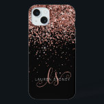Monograma Elegante Glitter Dourado Glam Rosa<br><div class="desc">Capas de iphone de Monograma Elegante com Glitter Dourada Glitter. Personalize facilmente esta design de capa de telefone de chic com elegante brilho brilhante rosa de ouro em fundo preto. O design apresenta seu monograma manuscrito com toalhetes bonito e nome.</div>