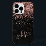 Monograma Elegante Glitter Dourado Glam Rosa<br><div class="desc">Capas de iphone de Monograma Elegante com Glitter Dourada Glitter. Personalize facilmente esta design de capa de telefone de chic com elegante brilho brilhante rosa de ouro em fundo preto. O design apresenta seu monograma manuscrito com toalhetes bonito e nome.</div>
