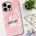 Monograma inicial de aquarela rosa<br><div class="desc">Um pano de fundo cor-de-água cor-de-rosa pincelado suave fornece a canvas de uma capa de telefone monográfica fofa e contemporânea, com iniciais e nome. A paleta de cores preta e branca do monograma, composta por fontes modernas limpas e misturadas a fontes de script, exude um charme simples, mas divertido. Quer...</div>