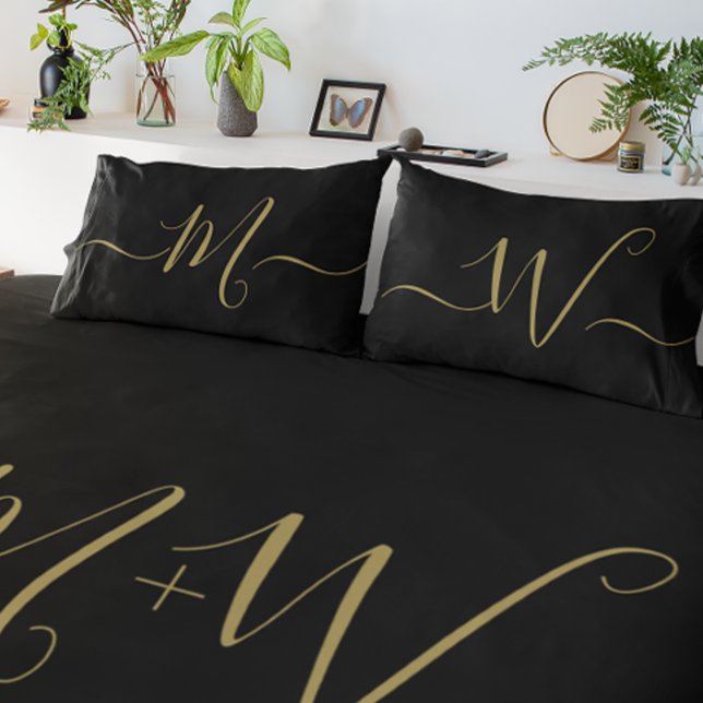 Monograma inicial elegante, casal casado, ouro pre (Monogrammed pillow case set script black and gold.)