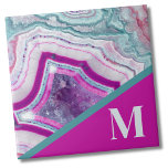 Monograma inicial moderno<br><div class="desc">Trendy Bright Turquoise Fuchsia Stone Monogramou azulejo cerâmico. Cristais e geodes continuam sendo uma tendência favorita! Esse impressão apresenta uma imagem de perto de uma turquesa vibrante e de uma pedra geométrica roxa (magenta), repleta de pequenos cristais. Adicione a sua inicial para torná-la sua.</div>