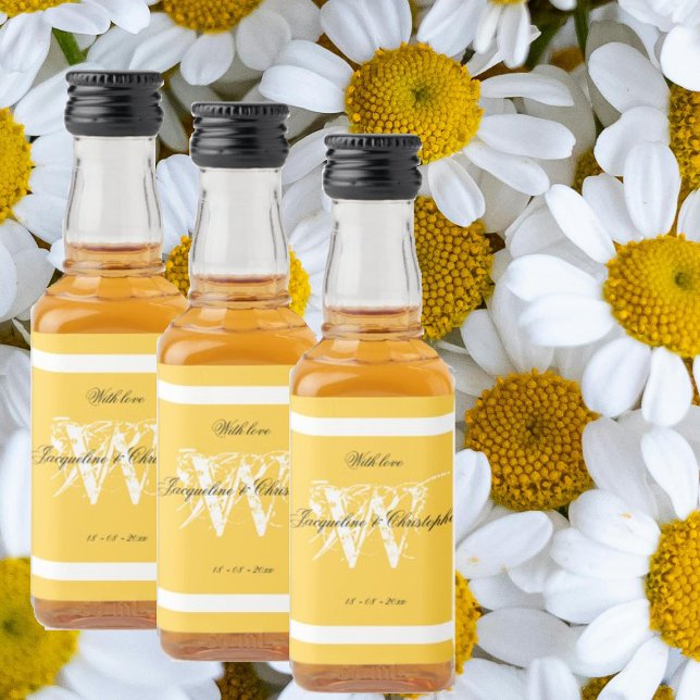 Monograma Minimalista Chique em Script para Casame (Wonderful sunny yellow wedding favors: Minimalist mini liquor bottle labels. Chic script & Monogram.)