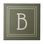 Monograma Moderna em Musgo Verde e Branco<br><div class="desc">Monograma personalizado moderno e elegante adicionado ao estilo simples e sofisticado de azulejo decorativo em verde musgo e branco. Ótima ideia de presente! Personalize facilmente com a ferramenta de design para torná-lo seu! Entre em contato comigo em beachpausedesigns@gmail.com se precisar de ajuda ou tiver dúvidas sobre este ou qualquer outro...</div>