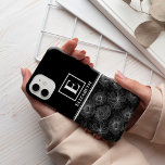 Monograma Moderno Personalizado, Preto e Branco<br><div class="desc">Procurando um na moda e um modo personalizado de proteger seu iPhone? Não olhe mais do que a nossa capas de iphone floral branca e negra do monograma! Feito com materiais de alta qualidade, esse caso ajudará a manter seu telefone seguro e com excelente simultaneamente. Além disso, com a nossa...</div>