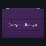 Monograma Nome Minimalista Solid Deep Violet<br><div class="desc">O Cobrir Minirograma Solid Deep Violet iPad Pro do Monograma Name Minimalista faz parte da coleção "Stripes and Flowers: Bath, Beach, Yoga, Viagem." Suas iniciais e nome em um script elegante enfeitam o cobrir. Personalize seu nome e as iniciais para torná-lo seu. Cada item da coleção também faz um dom...</div>