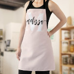 Monograma Pincel de Caligrafia Rosa<br><div class="desc">No domínio das artes culinárias, a individualidade e o estilo são tão significativos quanto os sabores que você cria. Nosso avental personalizado, adorado com um monograma e seu nome talentosamente desenhados, serve como um emblema de sua identidade culinária única. O duo da fonte — que inclui uma fonte serif elegante...</div>