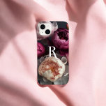 Monograma Realista das Flores<br><div class="desc">Encontrem um buquê de inverno impressionante composto por burgundy, blush e flores brancas semelhantes à vida, colocados contra um pano de fundo de matizes escuros. As profundas flores de burlu servem como peça central, irradiando calor entre os tons mais frios. As flores claras e brancas acentuam o arranjo, proporcionando um...</div>