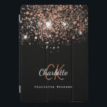 Monograma rosa dourado preto com nome elegante<br><div class="desc">Um fundo preto chic decorado com gotas de rosa dourado. Personalize e adicione seu primeiro nome,  iniciais do monograma e nome do cheio. Rosa dourado e branco. O primeiro nome é escrito com um moderno estilo escrito à mão.</div>