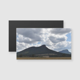 Monta Sturgeon e Abrupto Sob Nuvens Dramáticas