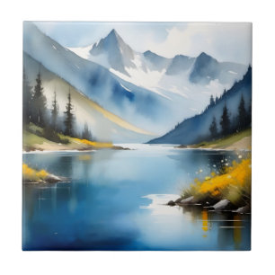 Montanhas com capa de neve e um lago