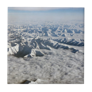 Montanhas de Himalaia sob nuvens