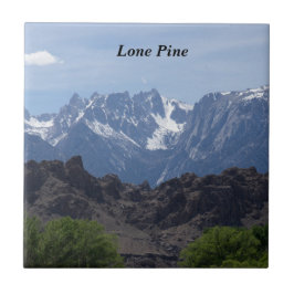 Montanhas de Lone Pine com neve no topo