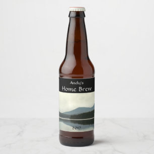 Montanhas e etiqueta da cerveja da paisagem da