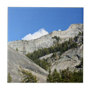 Montanhas Granite no lago Tenaya, Yosemite, CA