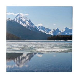 Montanhas rochosas refletindo no lago de Maligne