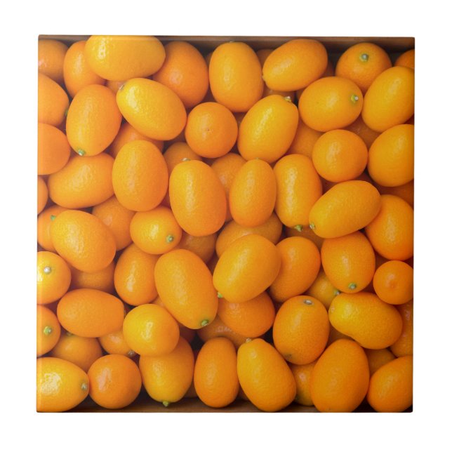 Montão de kumquats alaranjados na caixa de cartão (Frente)