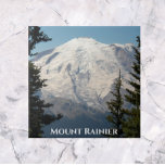 Monte Rainier Cascade Mountain Peak<br><div class="desc">Azulejo cerâmico com uma foto cênica de neve cobriu o Monte Rainier, o maior pico da montanha Cascade no noroeste do Pacífico. Selecione o tamanho do seu azulejo. Faz uma trivet de cozinha excelente!</div>