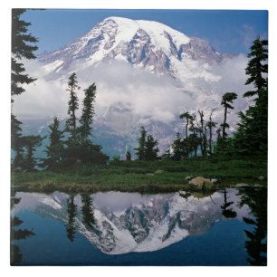 Monte Rainier refletido em um lago de montanha