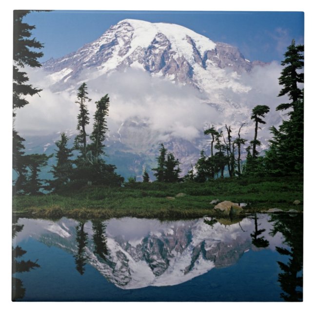 Monte Rainier refletido em um lago de montanha (Frente)