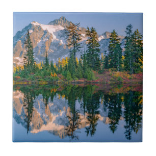 Monte Shuksan refletido no Lago Reflection