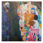 Morte e vida, Gustav Klimt<br><div class="desc">Gustav Klimt (14 de julho de 1862 - 6 de fevereiro de 1918) foi um pintor simbólico austríaco e um dos membros mais proeminentes do movimento Secessão de Viena. Klimt é notado por suas pinturas, murais, esboços, e outros objetos de arte. Além de suas obras figurativas, que incluem alegorias e...</div>