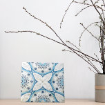 Mosaico Azul, Branco, Raspado, Rastreado, Com Olho<br><div class="desc">Design de azulejo de cerâmica decorativa única com um padrão geométrico de aspecto rochoso rachado em tons de azul e branco.</div>