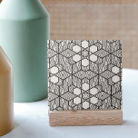 Mosaico Geométrico Negro e Branco<br><div class="desc">Esse azulejo de cerâmica tem um espantoso design geométrico, detalhado e simétrico. O estilo monocromático incorpora linhas pretas fortes que tecem e se conectam para formar uma sucessão de padrões cativantes. Cada componente do design apresenta um padrão distinto que adiciona apelo visual. Os designs são simétricos, com linhas detalhadas formando...</div>