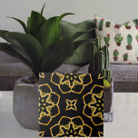 Mosaico Shiny Luxurioso Dourado e Negro de Marroco<br><div class="desc">Design de azulejo de cerâmica elegante com um padrão sem costura feito de formas geométricas em tons de ouro falsos sobre fundo preto.</div>