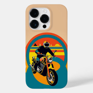 Motociclista com Estilo Retrô em Pôr do Sol Cênico