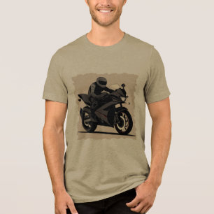 Motociclista em uma motocicleta preta elegante