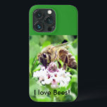 Motorola Droid RAZR - abelha na flor<br><div class="desc">Feche acima da fotografia de uma abelha do mel que recolhe o pólen de uma flor. Visto do lado,  os pés,  o corpo,  os olhos,  as asas e as antenas são claramente visíveis contra o fundo verde. O texto lê-me "ama abelhas!"</div>